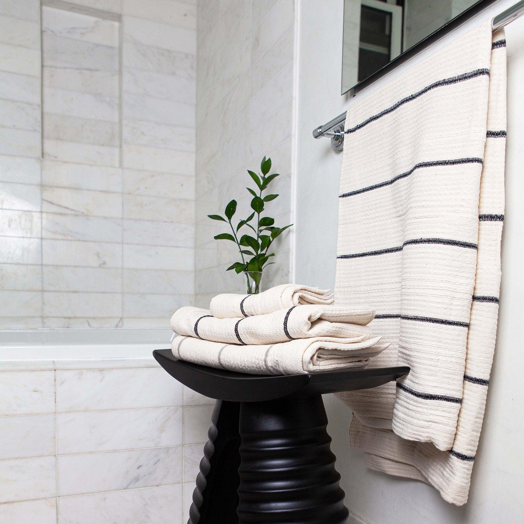 HOW TO DECORATE A BATHROOM